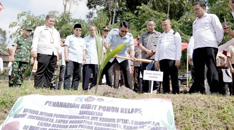 Dukung Program Ketahanan Pangan Nasional, Wakil Bupati Sleman dan Bapas Kelas I Yogyakarta Tanam Bibit Kelapa