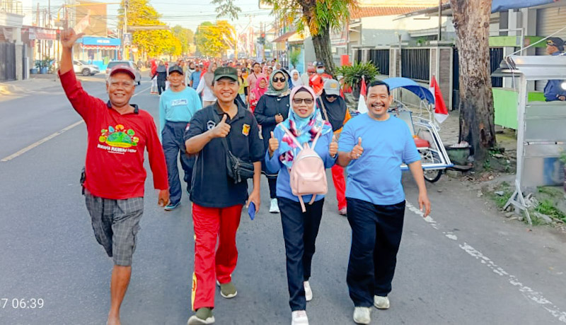 Jalan Sehat Peringatan Hari Radio ke-80 Diikuti Seribu Lebih Pendengar RRI Jember