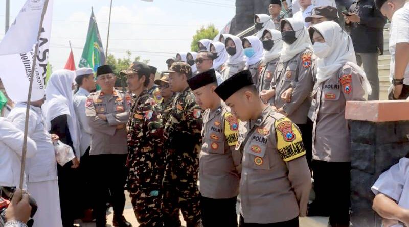 Polres Probolinggo Amankan Aksi Damai Ribuan Santri di Kantor DPRD Secara Humanis