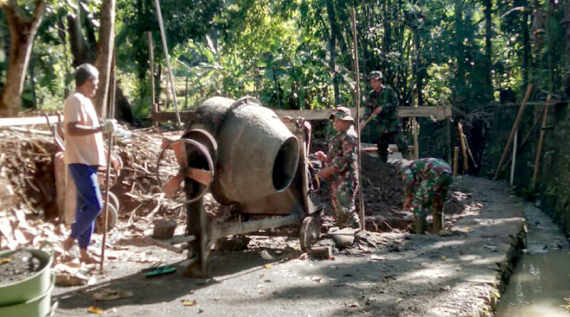 TNI Bersama Masyarakat Lanjutkan Pembangunan Jembatan Gantung Garuda Jatisarono Nanggulan