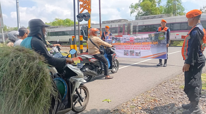 KAI Daop 7 Madiun Ajak Masyarakat Disiplin di Perlintasan