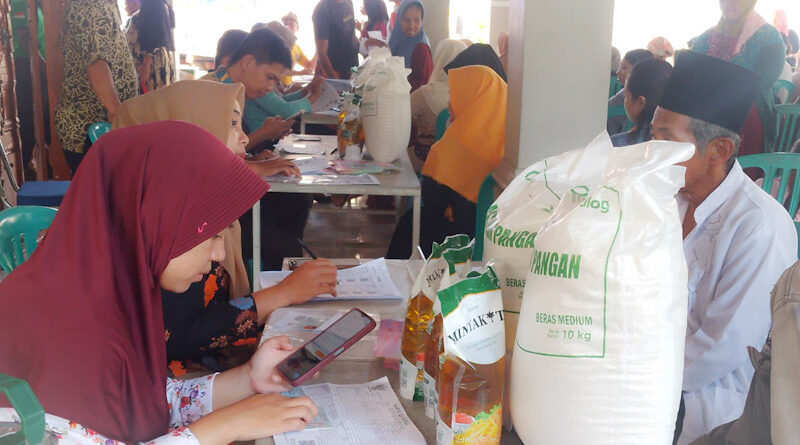 Seribu Lebih Penerima Bantuan Pangan (PBP) Desa Klungkung Terima Bansos Beras dan Minyak Goreng