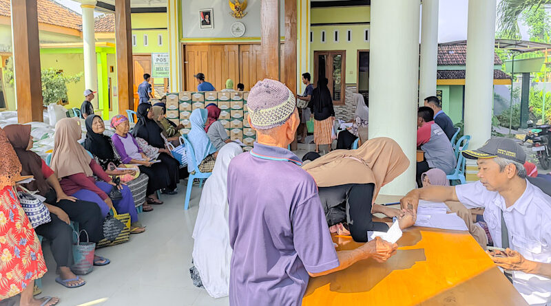 446 Keluarga di Desa Sumber, Kecamatan Pangkur, Terima Bantuan Beras dan Minyak Goreng