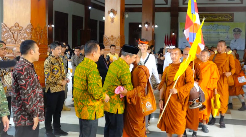 Bupati Madiun Lepas 57 Bhikkhu Lanjutkan Perjalanan Spiritual ke Borobudur