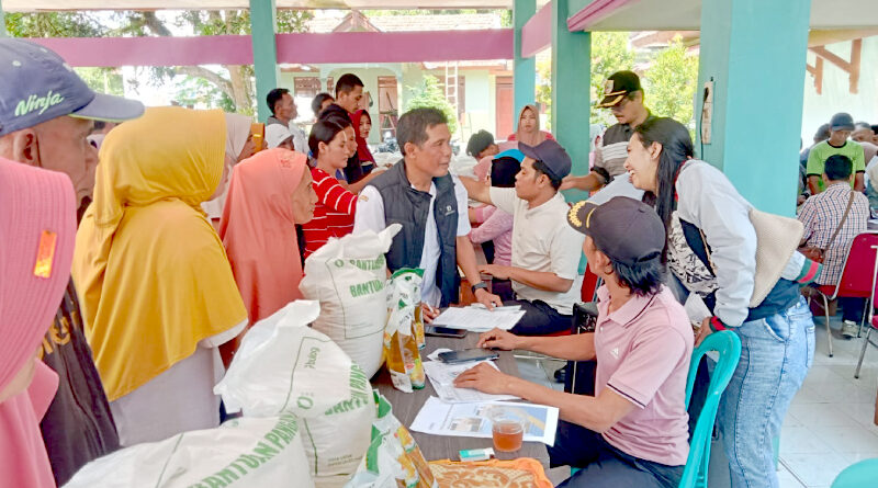 Antrian Masyarakat Penerima Bantuan Pangan di Desa Patemporan, Kalisat, Jember