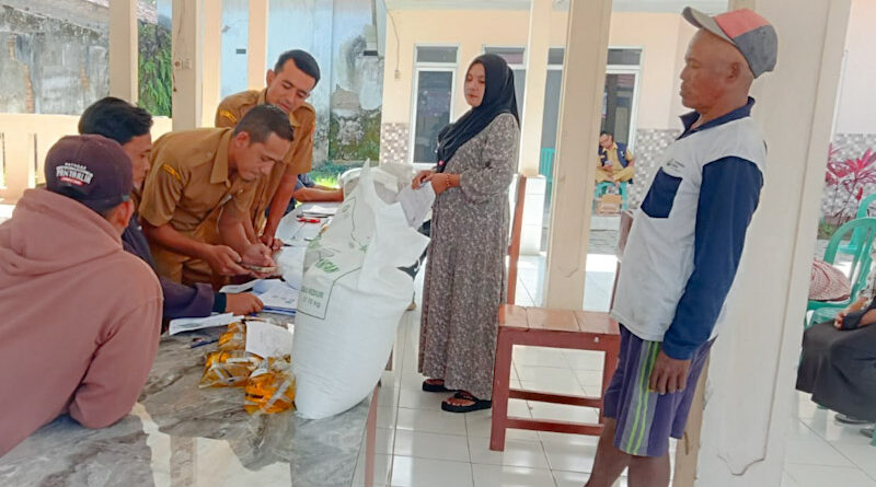 1086 KPM di Desa Arjasa Terima Bantuan Beras & Minyak Goreng