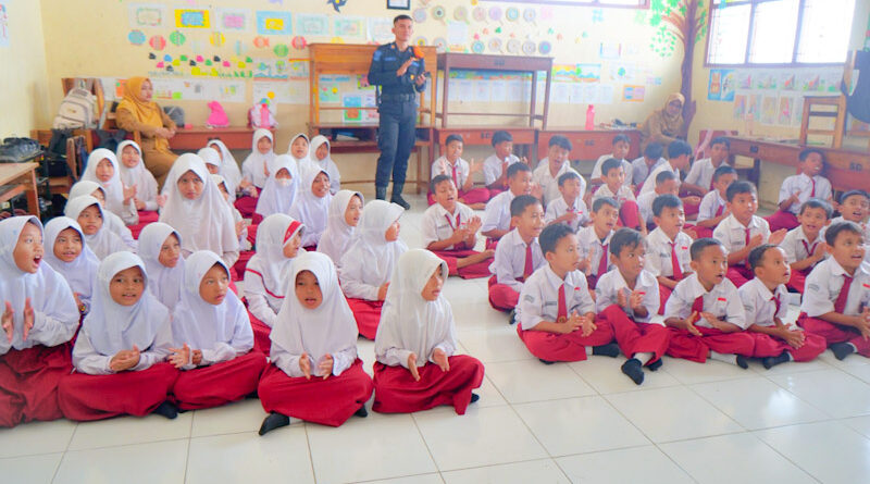 KAI Daop 7 Madiun dan Komunitas Railfans Kolaborasi Edukasi Keselamatan Perkeretaapian sejak Dini