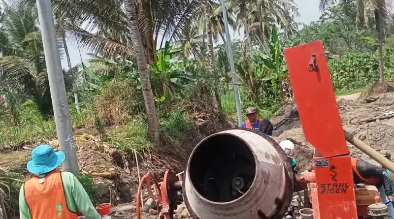 Pembangunan Drainase Jalan Gesang–Pasirian Berjalan Lancar