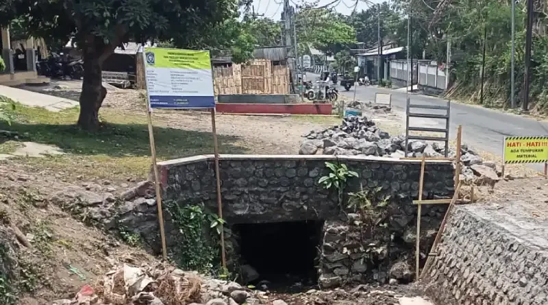 Jaga Ketahanan Badan Jalan, Pembangunan Talud Lumajang–Grati Terus Digenjot