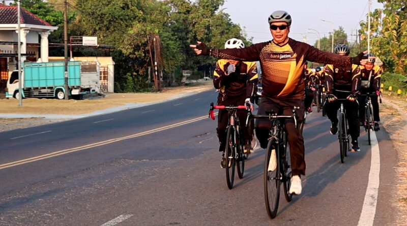 Usia 62 Tahun, Bupati Madiun Tetap Semangat Gowes ke Kantor di Hari Ulang Tahunnya