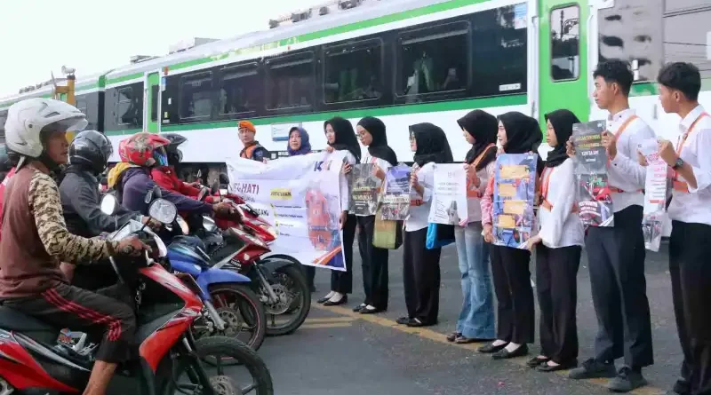 Peringati Hari Sumpah Pemuda ke-98, KAI Daop 7 Madiun Gelar Sosialisasi Keselamatan di Perlintasan Sebidang