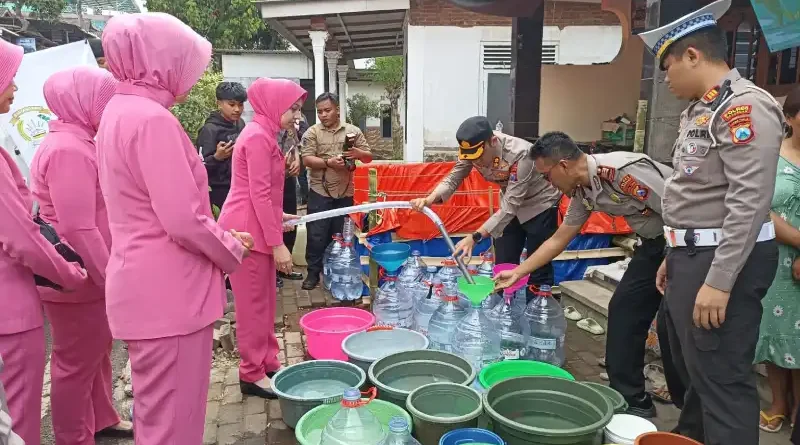 Polres Pasuruan dan Bhayangkari Salurkan Air Bersih serta Bansos untuk Warga Jatiarjo